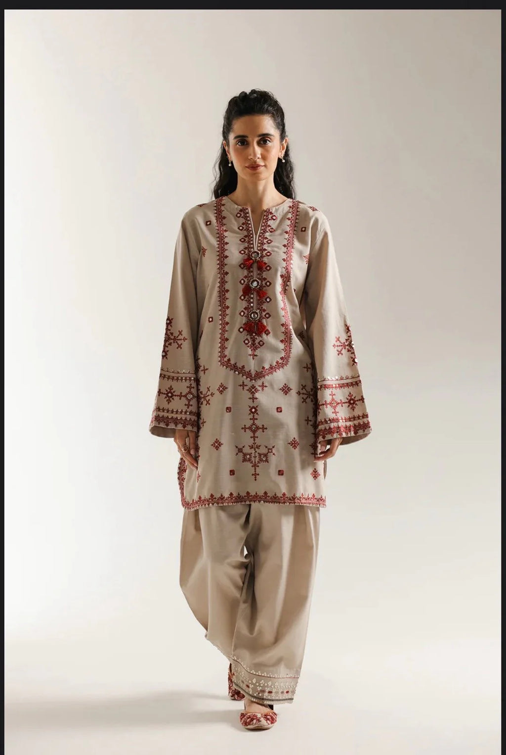 ET 2820-2 Piece Unstitched Embroidered Lawn Suit