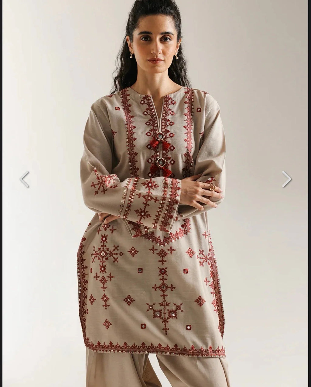 ET 2820-2 Piece Unstitched Embroidered Lawn Suit