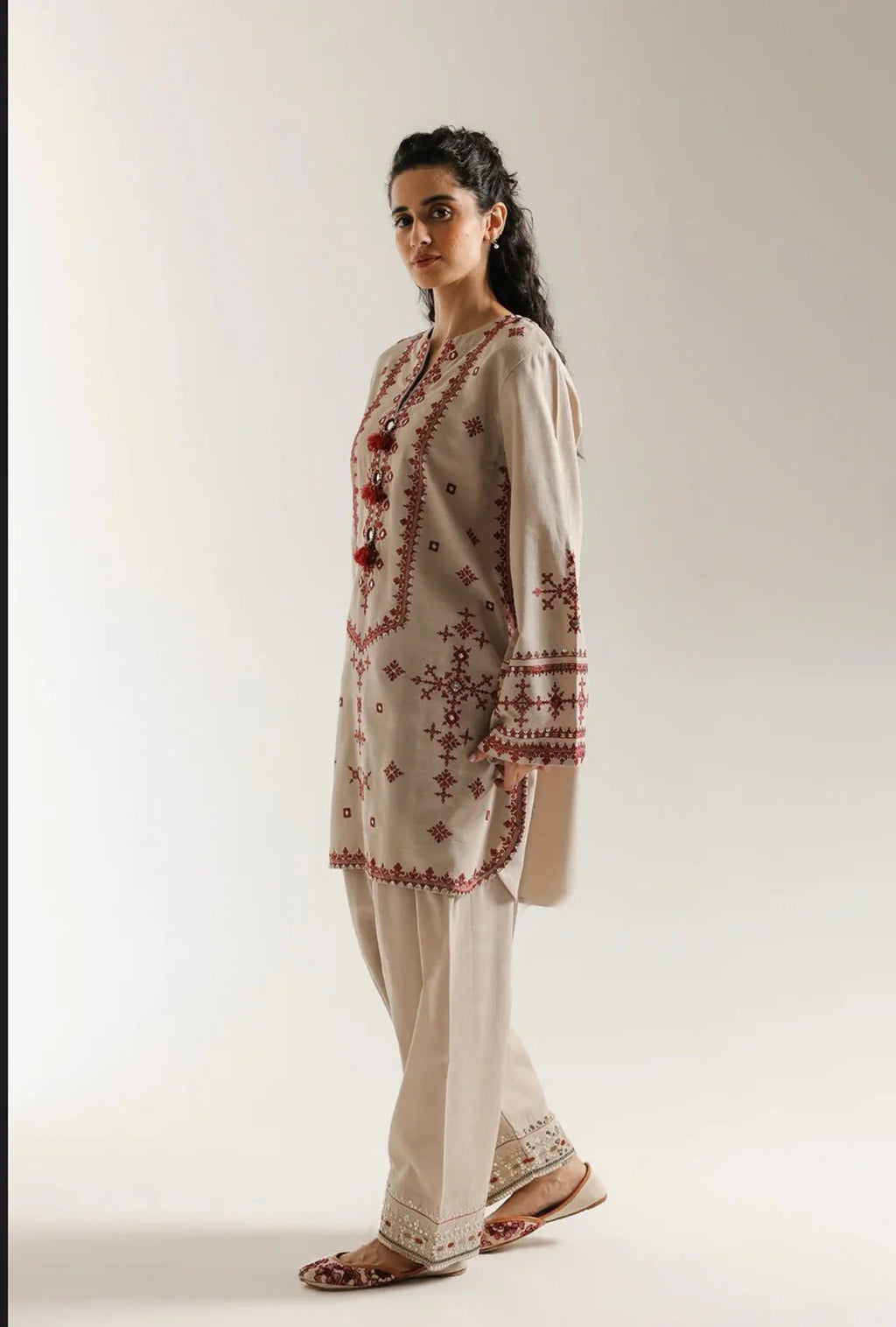 ET 2820-2 Piece Unstitched Embroidered Lawn Suit