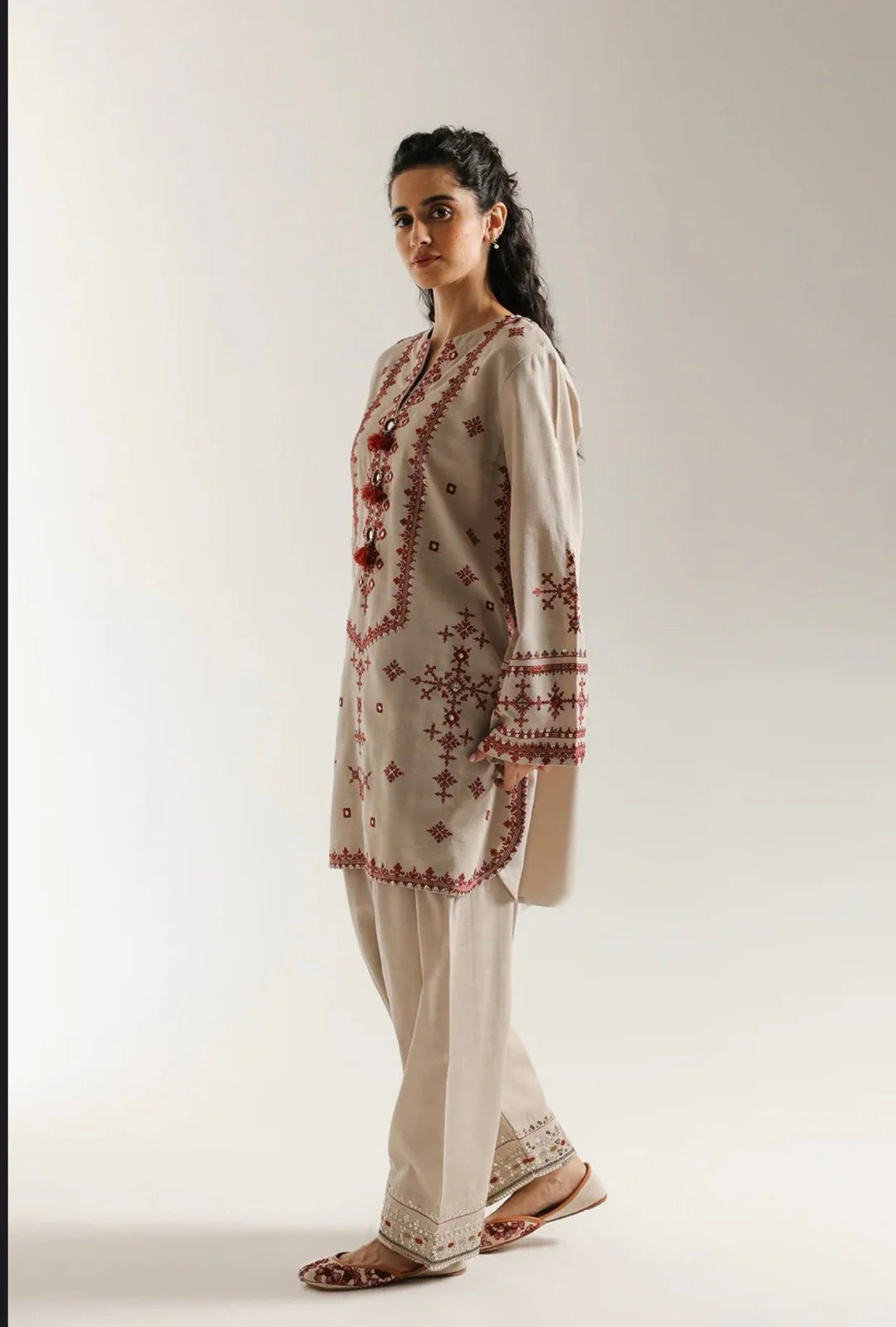 ET 2820-2 Piece Unstitched Embroidered Lawn Suit